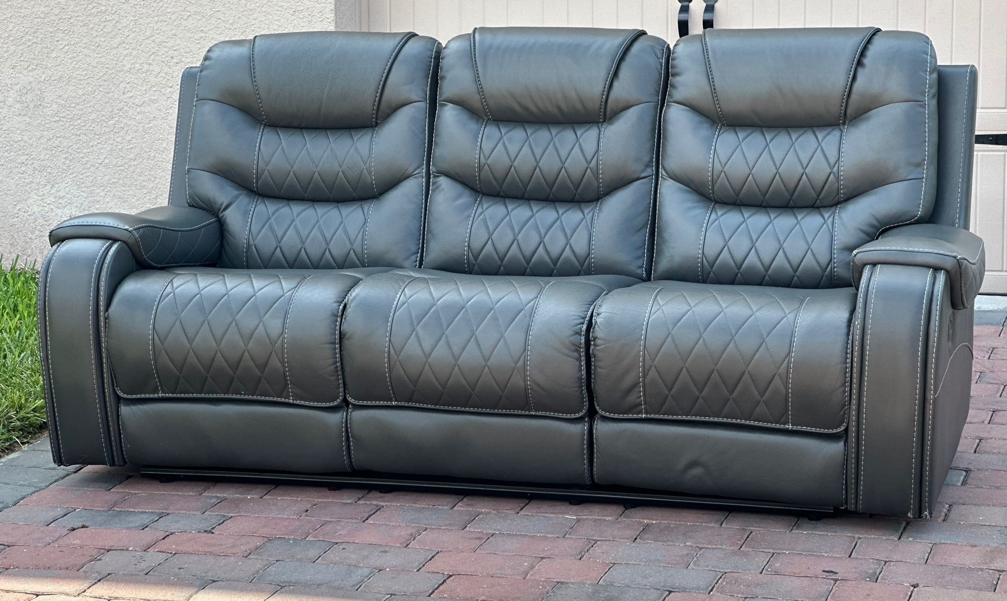 3 SEATS RECLINER SOFA IN GOOD CONDITION - FAUX LEATHER - MANUAL RECLINER - DELIVERY AVAILABLE 🚚