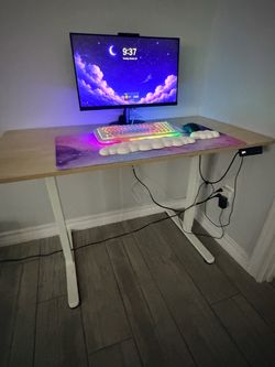 Adjustable desk