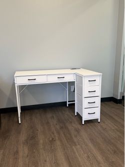 🚨 NEW ASSEMBLED DESK – MUST BE GONE BY FRIDAY🚨