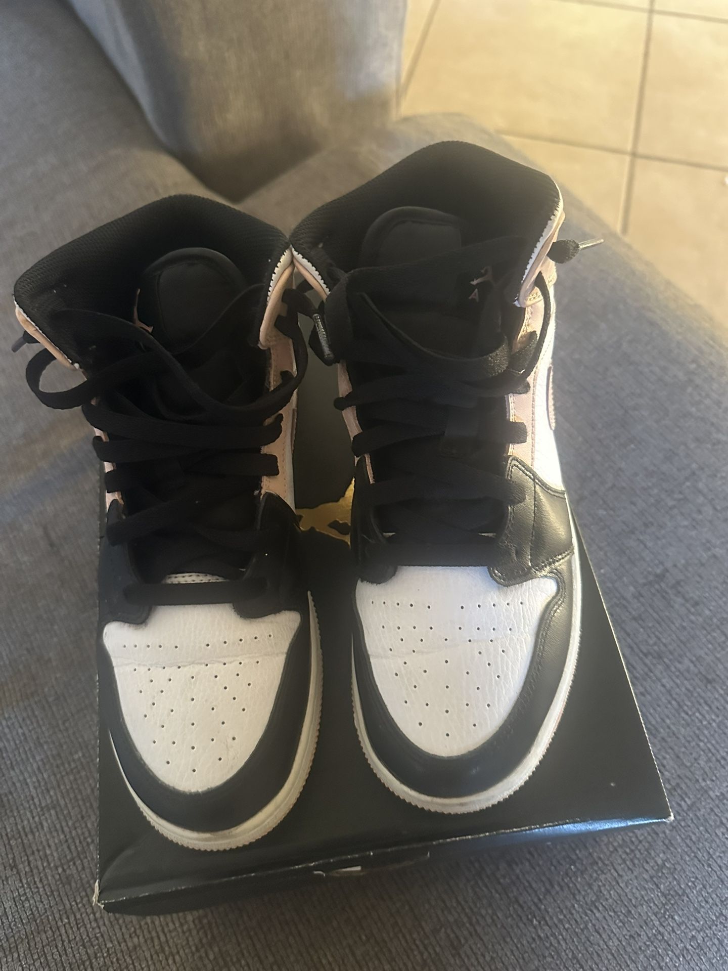 Air Jordan 1 Mid (GS) Size 6.5Y