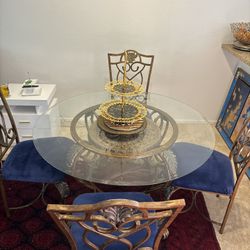 Elegant table + Chairs