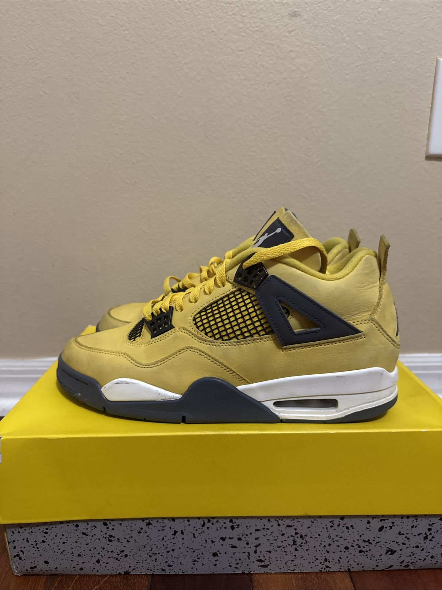 Jordan 4 Retro Lightning Size 10.5