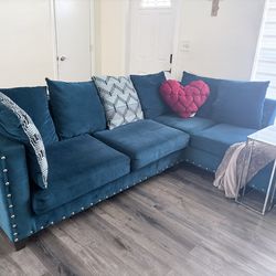 ✨ Modern Teal Velvet Sectional – Excellent Condition (original Price $1000)