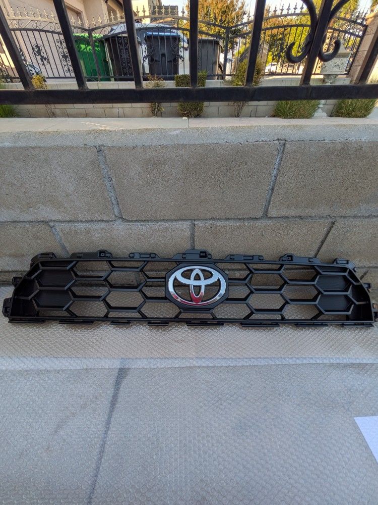 2025 Toyota 4Runner Front Grille - OEM Takeoff Like New