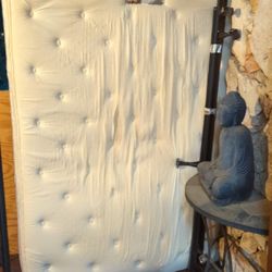 Free queen size matress with pillow top and box spring