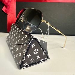 Sleek Aviator‑Style Sunglasses with Designer‑Inspired Case