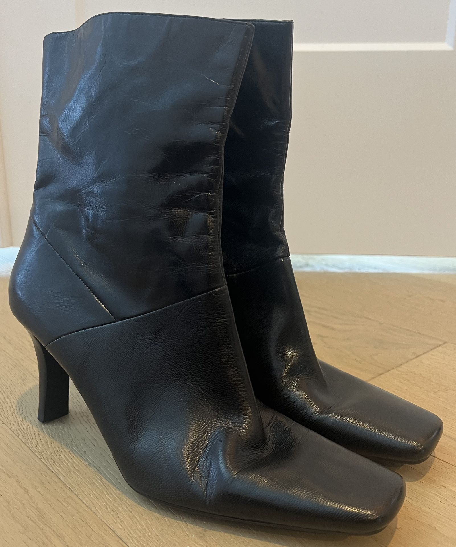 Nine West Black Genuine Leather Ankle Boots - Size 9 WNPRIDE Elevate your wardrobe with these classic Nine West black leather ankle boots, perfect fo