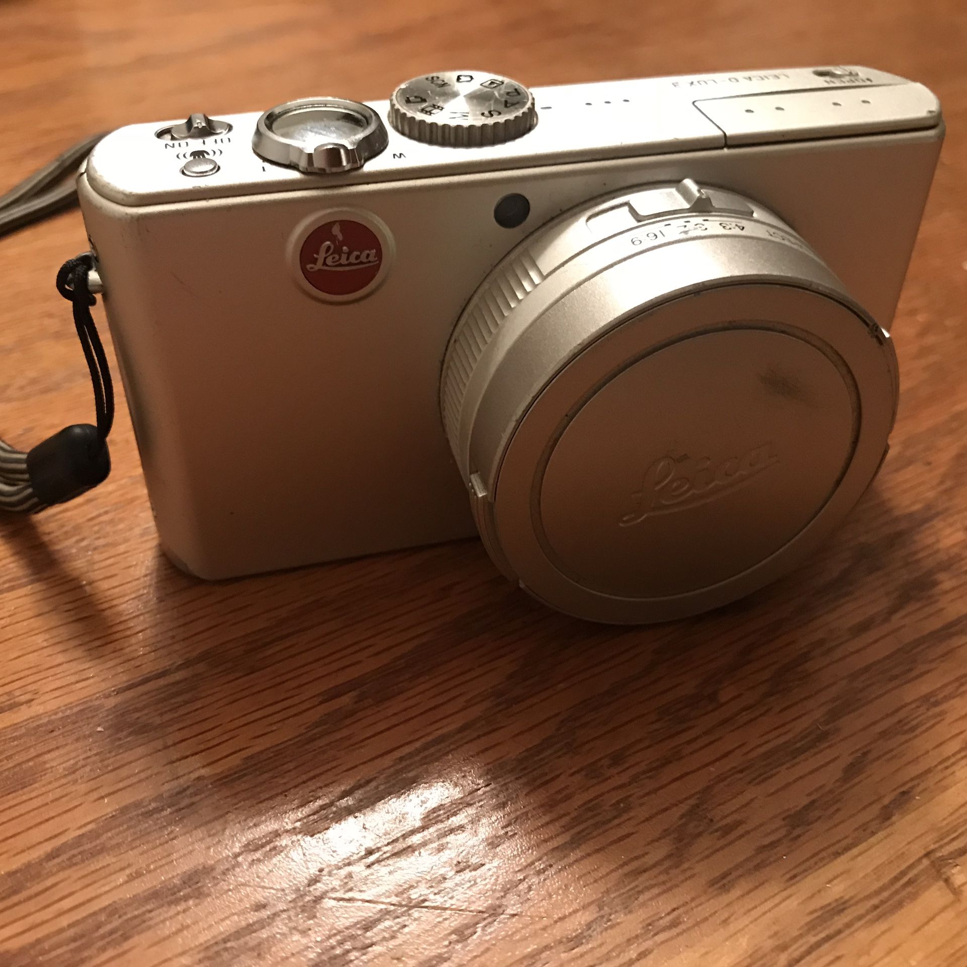 Leica D-Lux 3 Camera (10 megapixels)