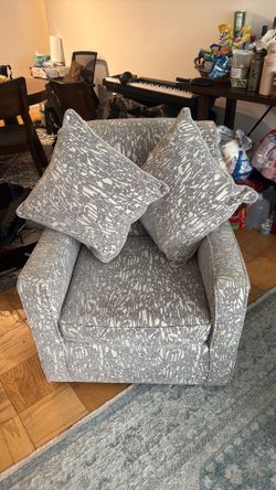 Modern Gray Accent Chair with 2 Matching Pillows – Excellent Condition