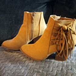 Cute Boots, Thick Heel. Size 6. Never Worn!