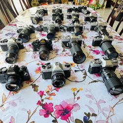 Lots 19 vintage film cameras good condition. Please look pictures . 