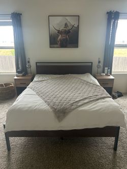Queen bed frame- great condition- upgrading to a king