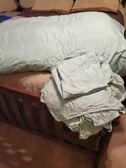 Pretty King Sized Comforter And Sheets