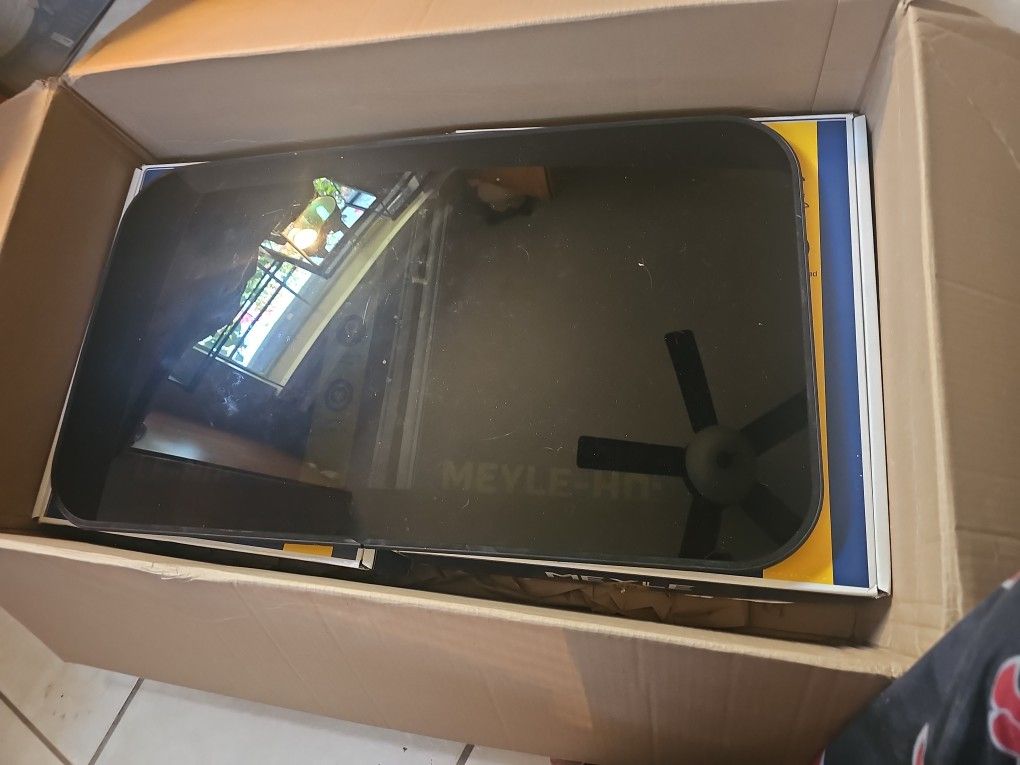 MK4 Jetta / Golf Sunroof Glass – Excellent Condition
Price: $50 (OBO)
Description:
OEM VW sunroof glass for MK4 Jetta & Golf (1999–2005)