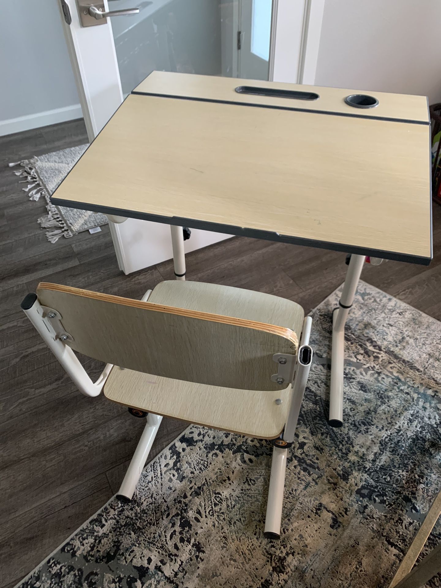 Kids adjustable desk