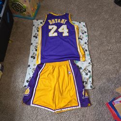Cove brayant Lakers suit