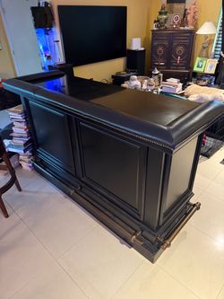 Bar and 2 bar stools