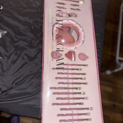 Glitz And Glam 31 Pieces Brush Set 