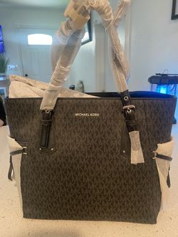 Micheal Kors Voyager Medium Crossgrain Leather Tote Bag for Sale in  Montgomery, TX - OfferUp
