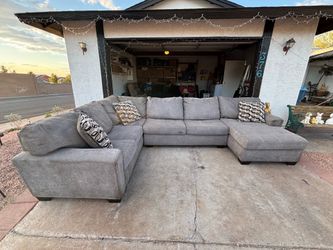 Sectional couch set,please read details and see  all  pictures,can deliver