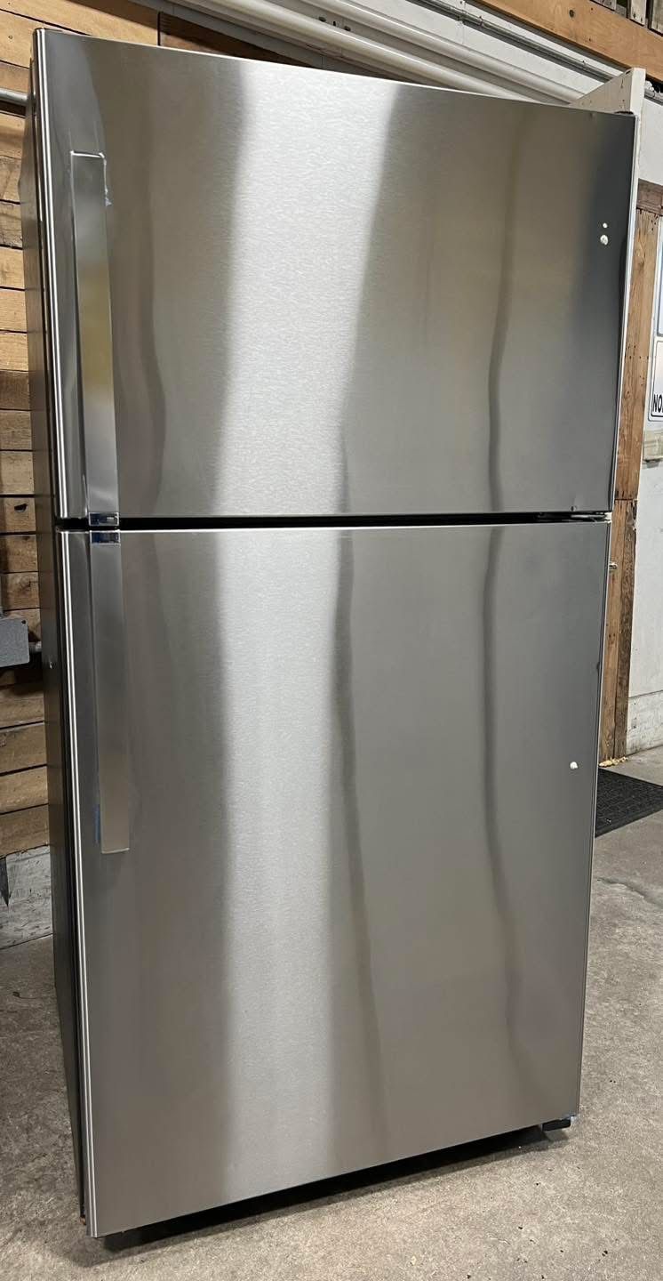 33” Top-Freezer Refrigerator GE with Garage Ready Performance