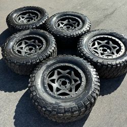 Jeep 20” Walker Evans Wheels And 35” BFGoodrich KM2 Mud Terrain Tires