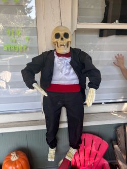 Vintage skeleton groom talks