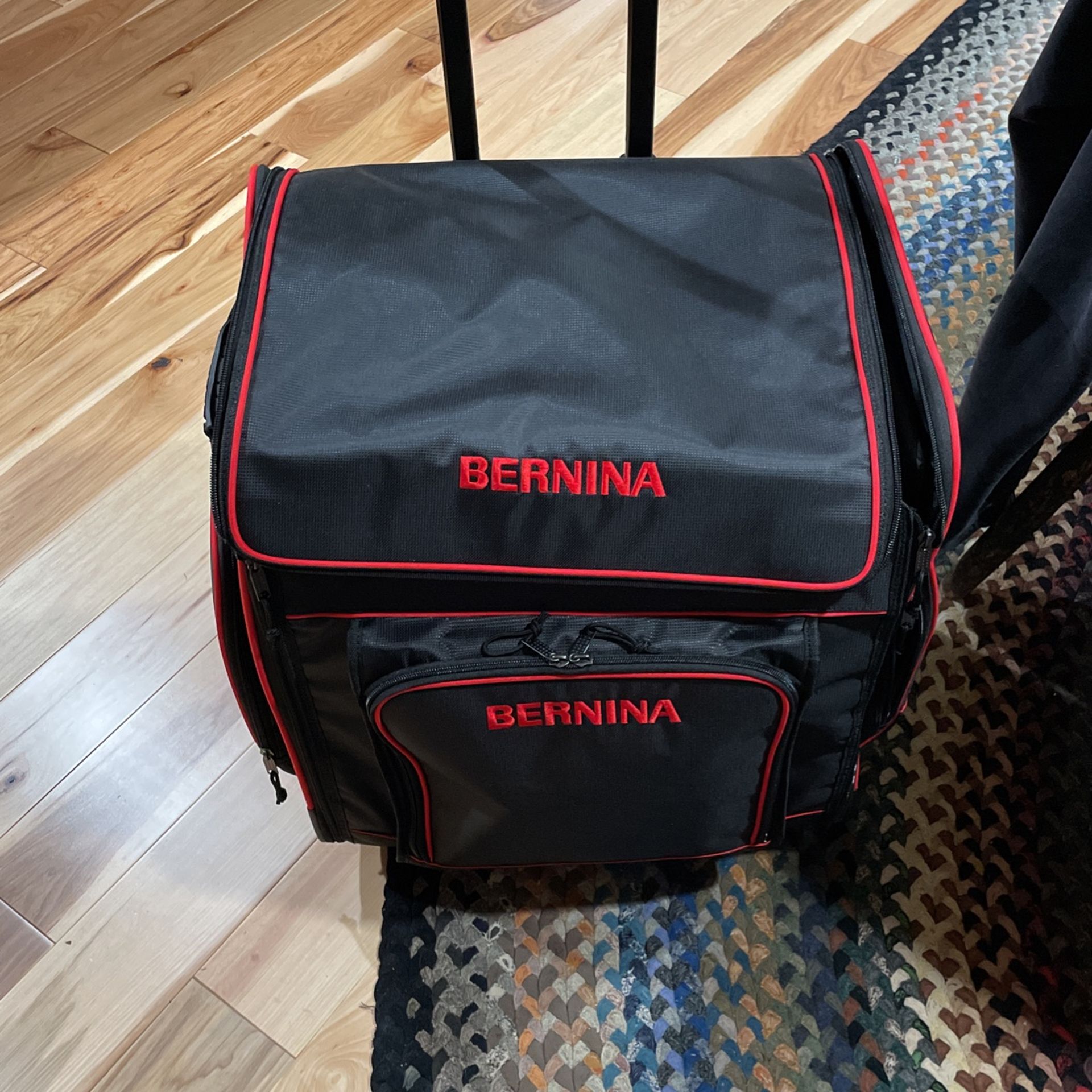 BERNINA L 890 SERGER OVERLOCK MACHINE LIKE NEW