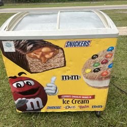 Ice cream freezer The doors run through transparent doors