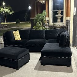 Beautiful black sectional with ottoman great condition asking 630