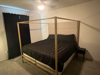 Canopy bed
