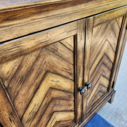 Stunning High-quality Hammary Accent Cabinet In Excellent Condition! 