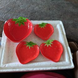 1 Strawberry Bowl & 3 Plates