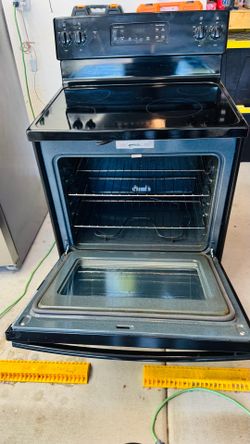 GE 30” Electric Glass Top Range/Oven – Black – Excellent Condition