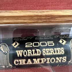 Chicago WHITE SOX 2005 WORLD SERIES CHAMPIONS SIGNED BASEBALL BAT-WITH AUTHENTICATION LABEL w Case 