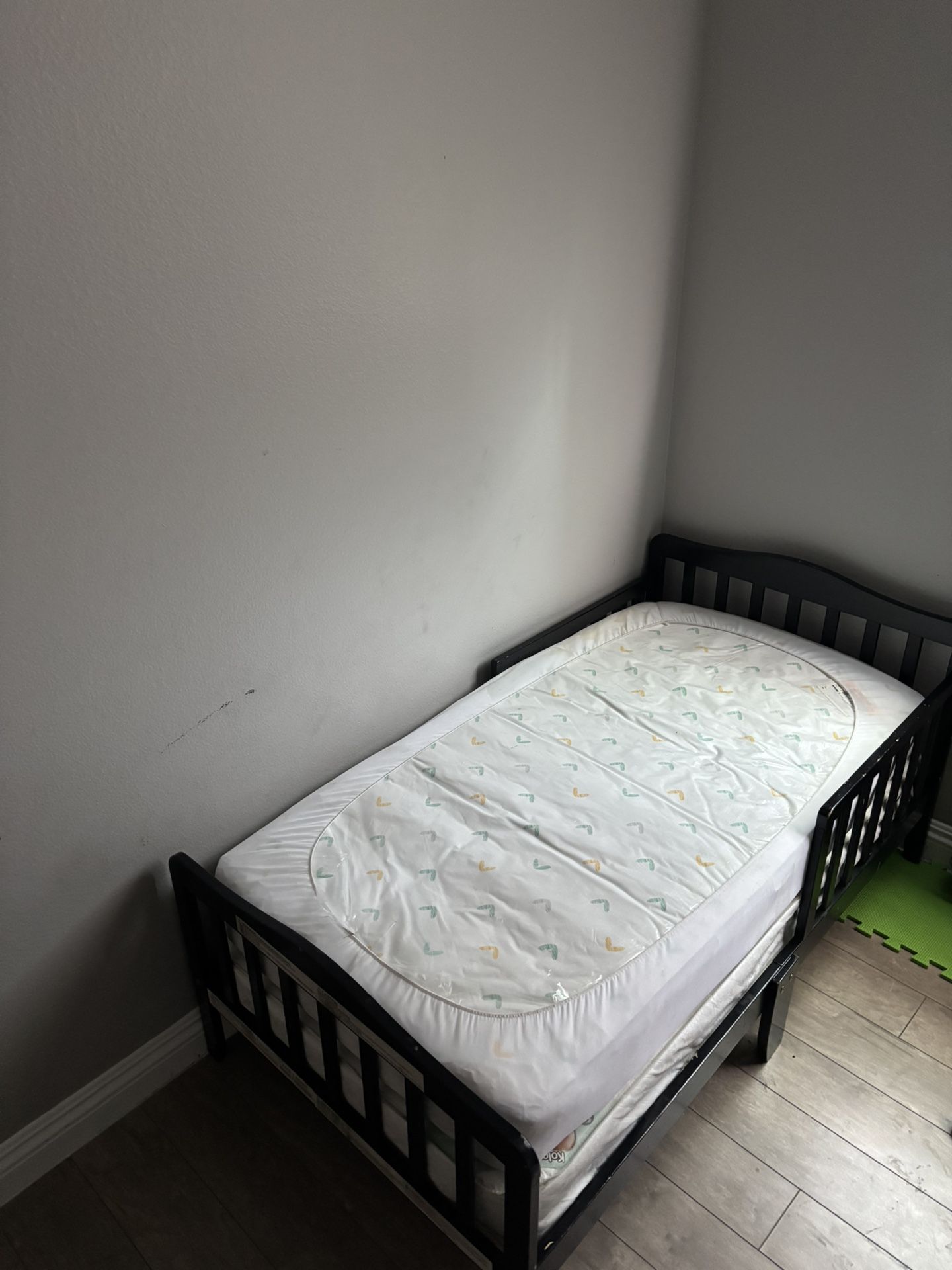 Toddlers Kid Bed With Mattress