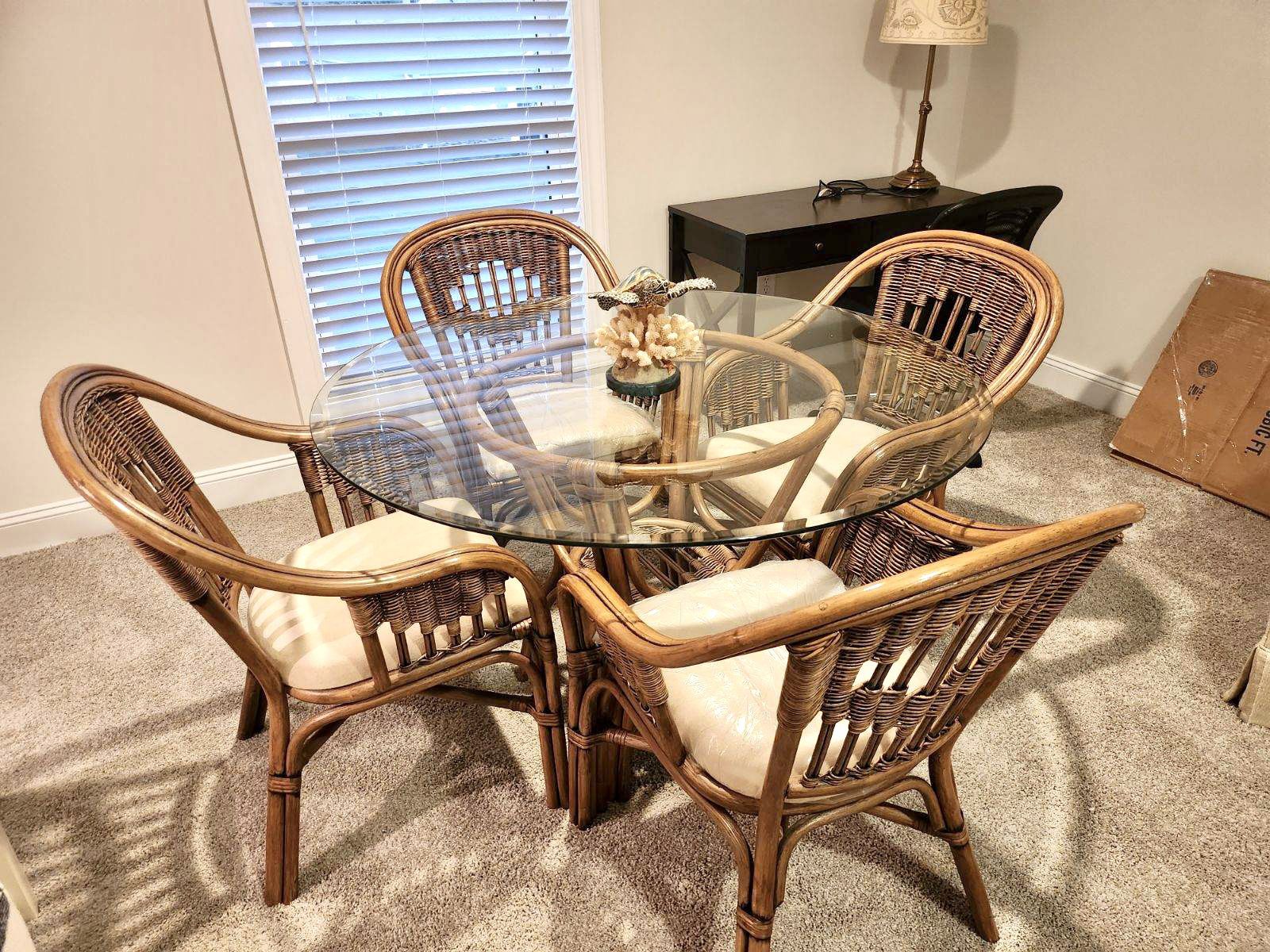 Kitchen Table With 4 Chairs & Center Base