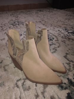 Boots Vicente Camuto Beige Size 8.5