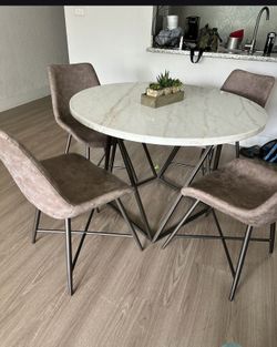 Dining set for 4// Mesa de comedor para 4