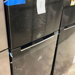 Magic Chef Refrigerator HMDR  B 5B4MK