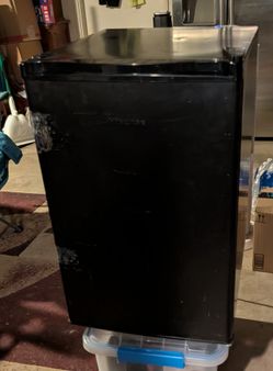 Hisense Compact Refrigerator 
2.7 cu. ft.