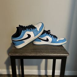 Air Jordan 1 Low UNC Mens Size 9.5