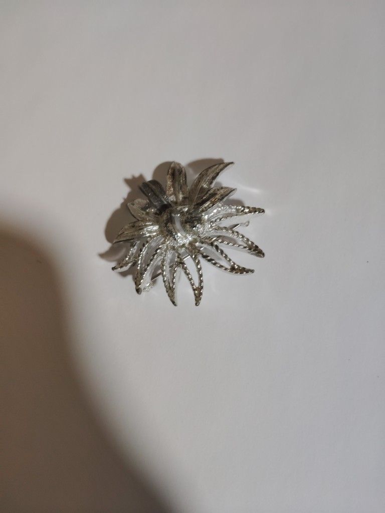 Vintage Sarah Coventry Signed Poinsettia Flower Silver Tone Pin