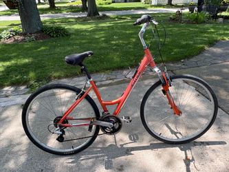 Raleigh passage 3.0 hybrid mountain/ city bike  recreational trail bicycle 21 speed 19” frame  26” wheels works great little bit of rust shifts and br
