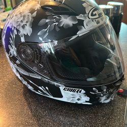 Gmax Women’s Helmet. Medium 
