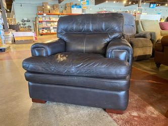 42″ Wide Black Leather Lounge Chair