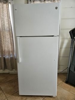 GE Top-Freezer Refrigerator White