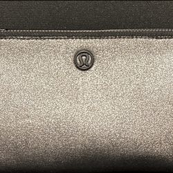 Lululemon Double Up Pouch Silver Wristlet Wallet Zip Around Credit Card Nylon