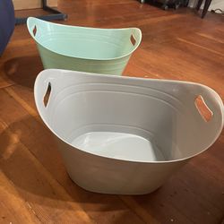 2 pcs Bucket Seau (new) 1 grey and 1 lite green