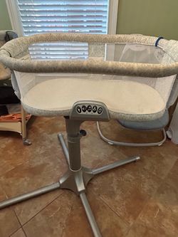 Halo Bassinest Swivel Sleeper Baby Bassinet